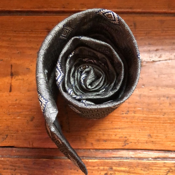 HICKEY FREEMAN 100% silk Made In Italy Muted Grey Blue Textured
Geometric NEW - Picture 4 of 16